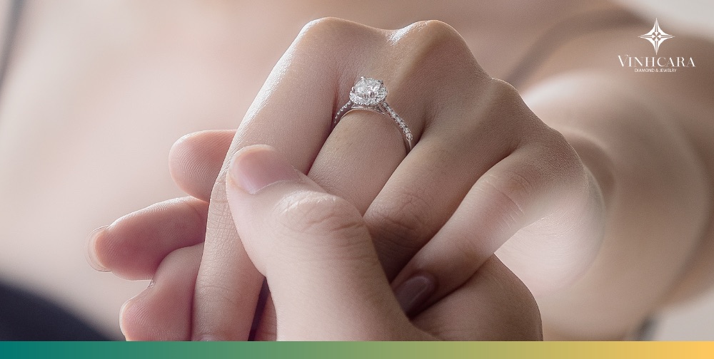 Nhẫn cầu hôn nên mua vàng hay bạc? Góc nhìn chuyên gia